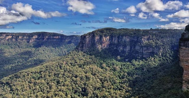 Surreal view from 3 sisters lookout.

#visitnsw #ig_world_colors #ig_sydney #igdaily #shotononeplus6t #nsw #sydneyaustralia #mountains #winter #greens #instadaily #instagood #world_besthdr #worldshotz #australia #australia_shotz #ozshots #instapic #sydne… bit.ly/2IOjEeJ