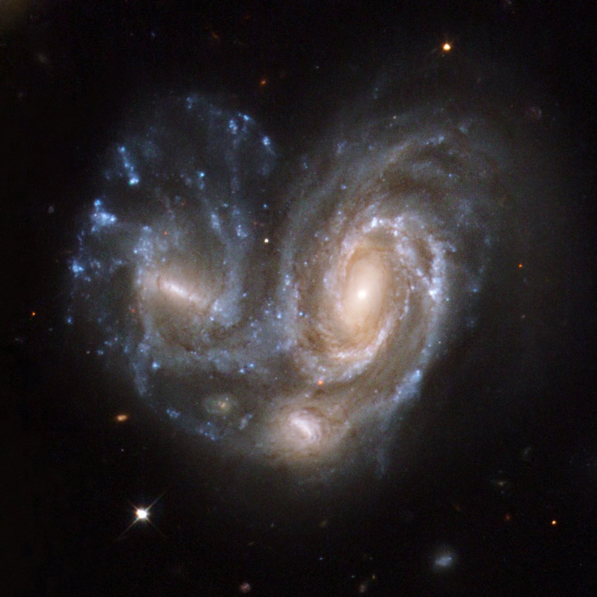 Astronomers have seen lots of colliding galaxies in the modern univ ...