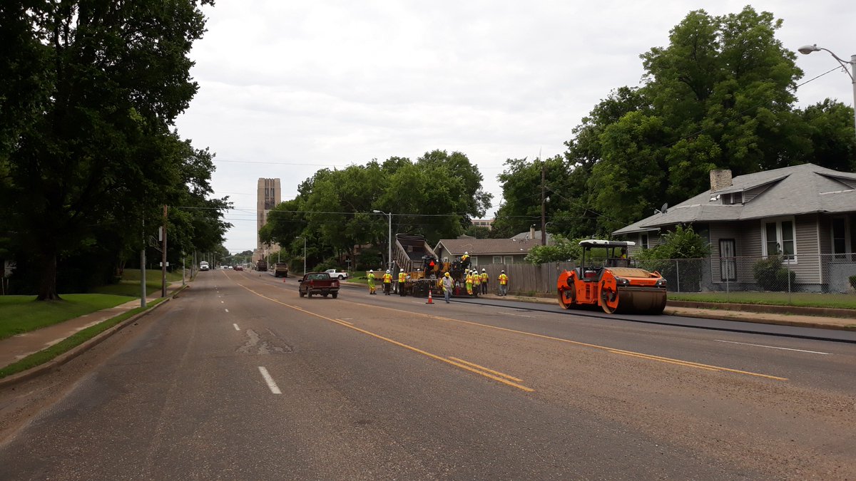 CityOfMemphis's tweet photo. 🚧#PavingProgress: @LehmanRoberts is laying asphalt on Cleveland Street headed towards Overton Park Avenue. https://t.co/VJYHbt3Yjf