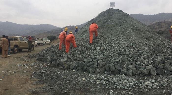 ManzoorPashteen's tweet photo. Since last decade curfew is frequently used in N.Waziristan to take secretly &amp; safely the extracted minerals of Boya to urban markets.Various reasons r used by authorities from time to time to securitize N.Waziristan for their benefits as N.Waziristan is a golden hen for them.@UN https://t.co/LceARz6Nlh