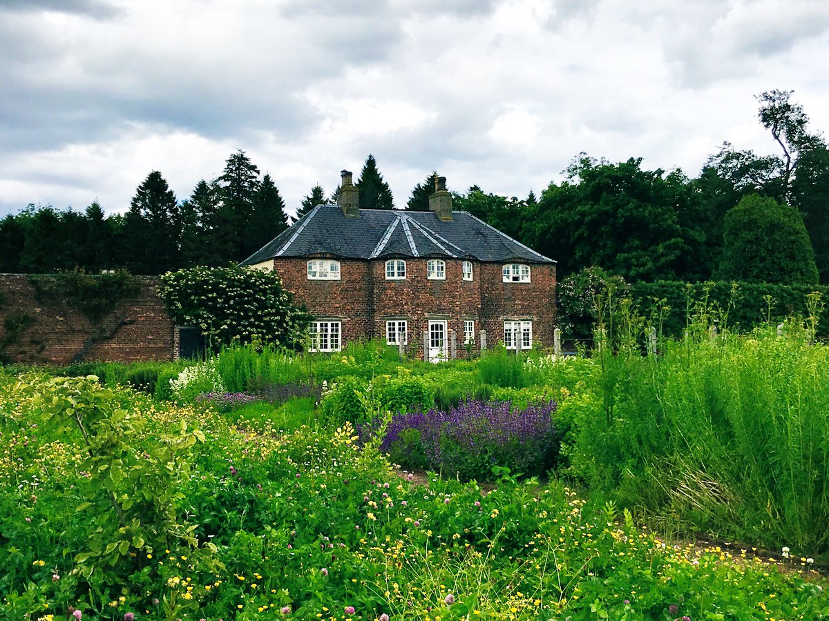 TheMackWalks's tweet photo. Yesterday, Gordon Castle Walled Garden, Fochabers💙 #GordonCastle #Fochabers #Moray @GCWalledGarden https://t.co/LYyEAC0nZ6