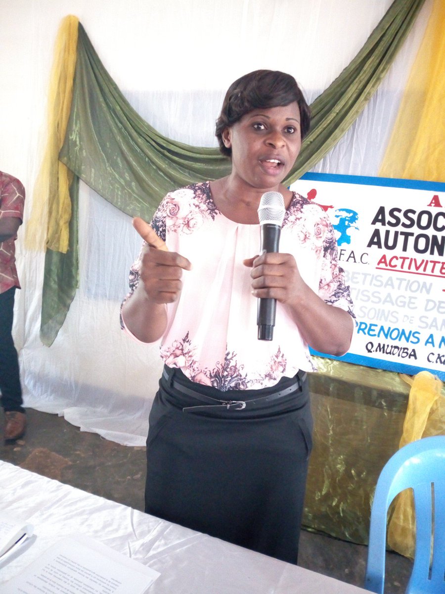 ClaudineMuapule's tweet photo. Maître Mady kapinga anime un séminaire sur les droits de la femme avec les mamans AFAC https://t.co/HuyIENAu9v