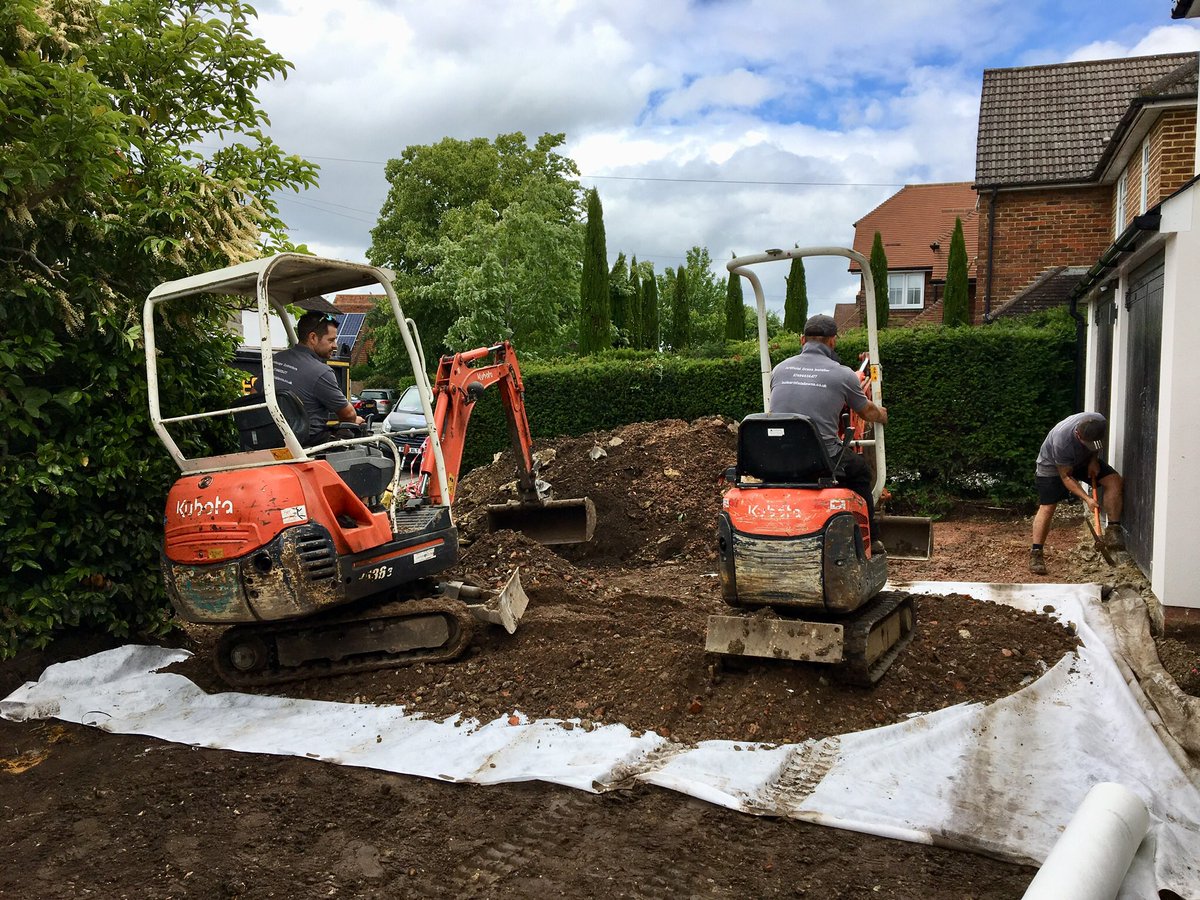 #cheers to <a href="/hsstoolshop/">HSS TOOL HIRE & SALES</a> for the #loan of the two <a href="/KubotaUK/">Kubota UK</a> #diggers #today 👍🏻 Always helping make #Teambuds #life easier 🙌🏻 #getthejobdone #landscaping #gardening #driveways