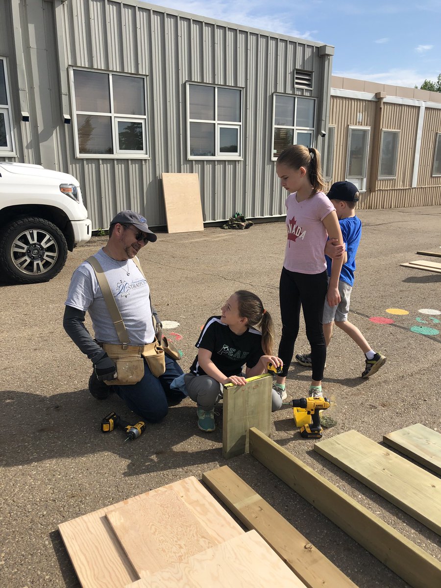 MmeErika6A's tweet photo. Huge thanks to @iamhockeyman99 for donating his time and materials to give our grade 6s the chance to build an outdoor space for all the Ss of @Dickinsfield This inspiring individual had everything prepared and ready to go even before we arrived and guided us through every step! https://t.co/NnEyutUynE