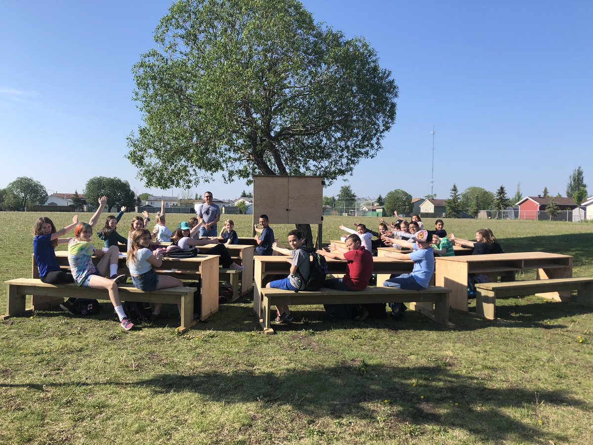 MmeErika6A's tweet photo. Huge thanks to @iamhockeyman99 for donating his time and materials to give our grade 6s the chance to build an outdoor space for all the Ss of @Dickinsfield This inspiring individual had everything prepared and ready to go even before we arrived and guided us through every step! https://t.co/NnEyutUynE