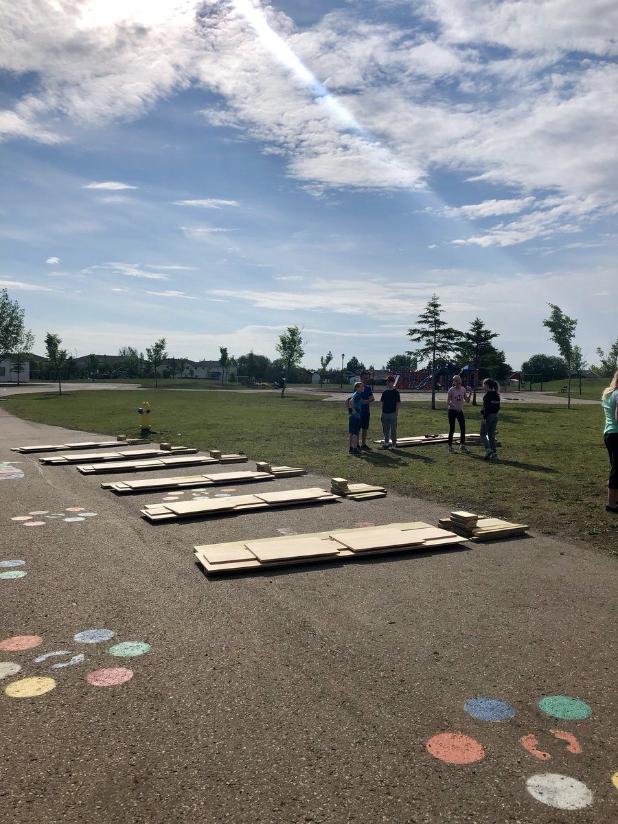 MmeErika6A's tweet photo. Huge thanks to @iamhockeyman99 for donating his time and materials to give our grade 6s the chance to build an outdoor space for all the Ss of @Dickinsfield This inspiring individual had everything prepared and ready to go even before we arrived and guided us through every step! https://t.co/NnEyutUynE