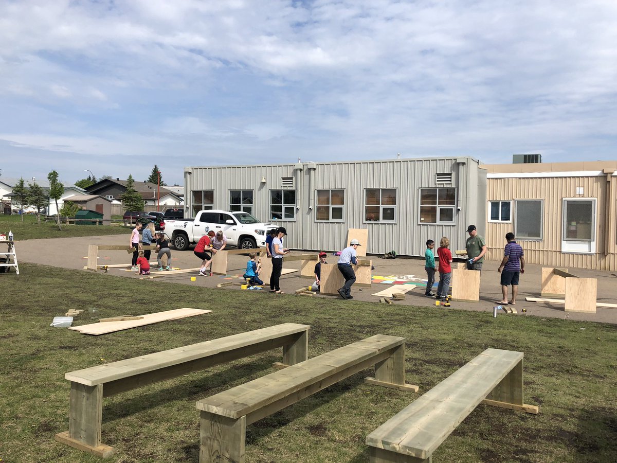 MmeErika6A's tweet photo. Huge thanks to @iamhockeyman99 for donating his time and materials to give our grade 6s the chance to build an outdoor space for all the Ss of @Dickinsfield This inspiring individual had everything prepared and ready to go even before we arrived and guided us through every step! https://t.co/NnEyutUynE