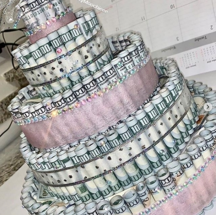 MallTVPTY's tweet photo. El pastel de cumpleaños que todos necesitamos 🎂💵😂. Etiqueta a tus amigos que están próximos a cumplir.

#MallTv #funny #brithdays #cakes https://t.co/5GGK6ojith