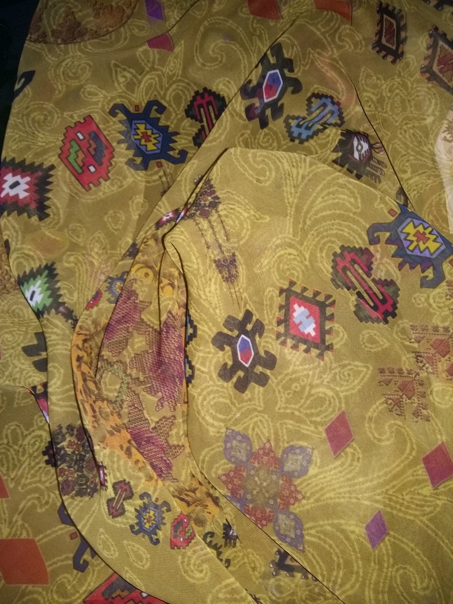 Branko65J's tweet photo. Dve skoro iste marame i jedna majica putuju preko mora 
#BJArt #promoteSerbia #giftfromSerbia #ethno #oldpattern https://t.co/32CCyVfuPz