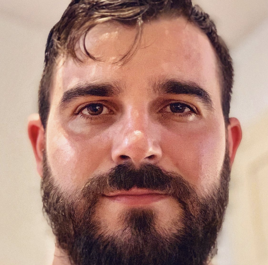 jensdefries's tweet photo. Hazte un selfie. 
Mírate a los ojos un buen rato. 
Recuerda quién has sido siempre.
😊 https://t.co/3nNTqsYR9k