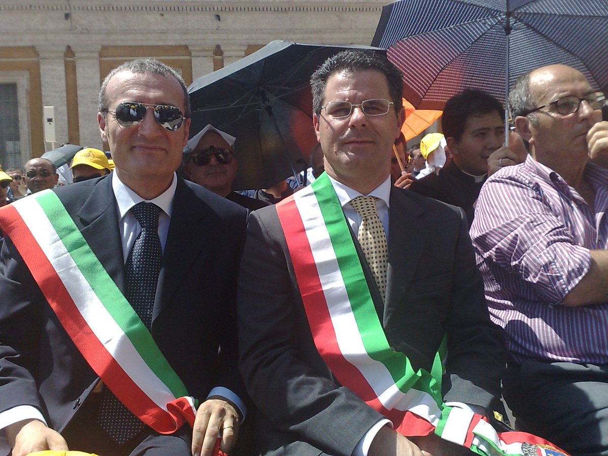 CARINARESI AMICI MIEI ECCOVI UNA FOTO PER RICORDARE CHE 10 ANNI FA DA PAPA BENEDETTO XVI  ALL' UDIENZA GENERALE in Piazza S.Pietro Mercoledì, 17 giugno 2009 ero a rappresentare il Comune di Carinaro accompagnando un nutrito gruppo di Carinaresi assieme al parroco con il vescovo