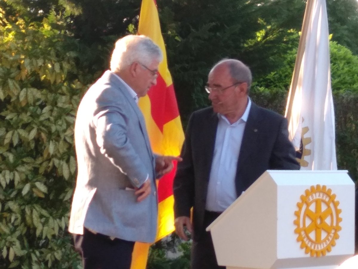 El <a href="/rotaryripolles/">Rotary C. Ripollès</a> fa entrega a la #creurojaripoll d'un cotxe tot terreny en el que l'<a href="/Aj_Ripoll/">Ajuntament de Ripoll</a> també ha col.laborat.     #perlespersones #lespersonesprimer #totsitotes #humanitzem