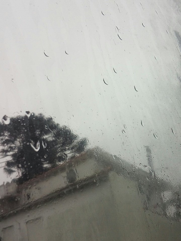 algu_ien's tweet photo. Veo caer las gotas de lluvia en mi ventana, sé que todo será igual no cambiará mañana https://t.co/HCo0MyxD7S