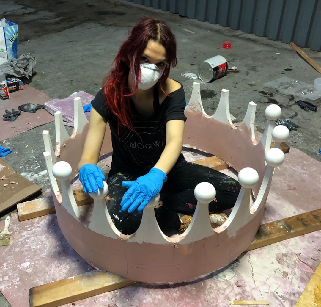 gCreate3D's tweet photo. A chrome crown fit for a king with a ginormous head. Renee for scale. This #gMaxSize crown was designed by the team at #Fully3D, printed on their gMax 1.5 XT+, and finished in-house! We are so happy they are sharing their work so that we can help spread the news of their talent. https://t.co/3mAzyOz5P8