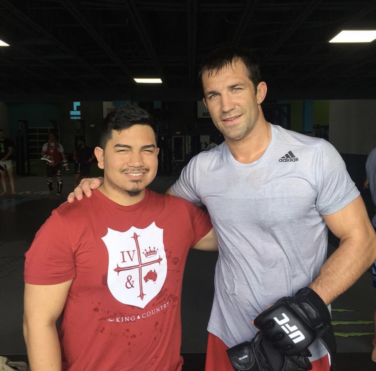 A little take back when I got to work and watch @lukerockhold prep for his fight. Always an amazing time @hardknocks365 #UFC #Therapy #ralphlauren #forkingandcountry #Hardknocks365 #BeGreater