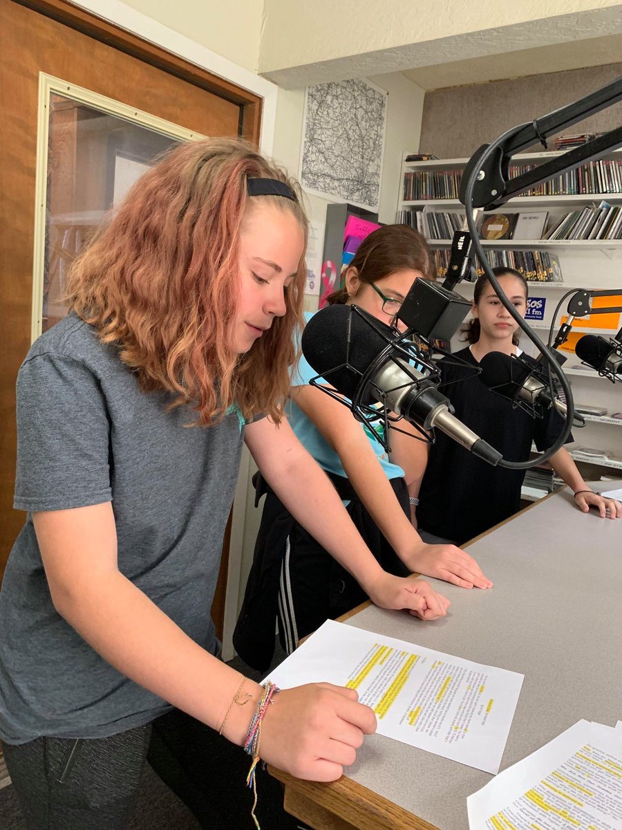 FanschoolHQ's tweet image. These 12 year-old bloggers are broadcasting their opinions and experiences on KEOS 89.1 FM. You can listen here: buff.ly/2Xc9xtF @mrodz308