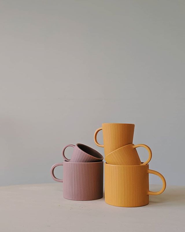 Off to Stoke-on-Trent in the morning for a materials haul, so I can get more of these little cups underway! Nude pink and sunflower pictured here. Cappuccino, cortado and espresso drinkware with a tasty combed texture on all. Happy Monday! 
#contemporary… bit.ly/2MWutAI