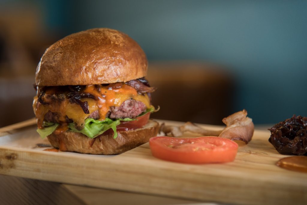 miappmx's tweet photo. Combo Smoked: una hamburguesa que no puedes dejar pasar. https://t.co/gg6iOBTY7B #miapp #experiencias #blogger https://t.co/1b9sbCmQmS