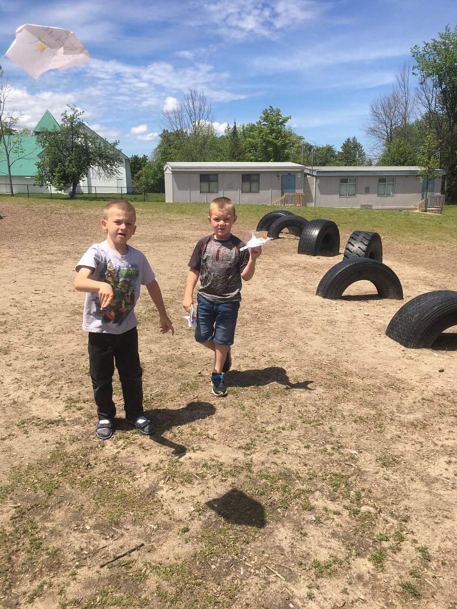 leduc_mrs's tweet photo. Today was paper airplane day!! First we did some building, then it was time to fly them! @ChantalLuff #leducluffkindies https://t.co/ij5Y1y1pKz