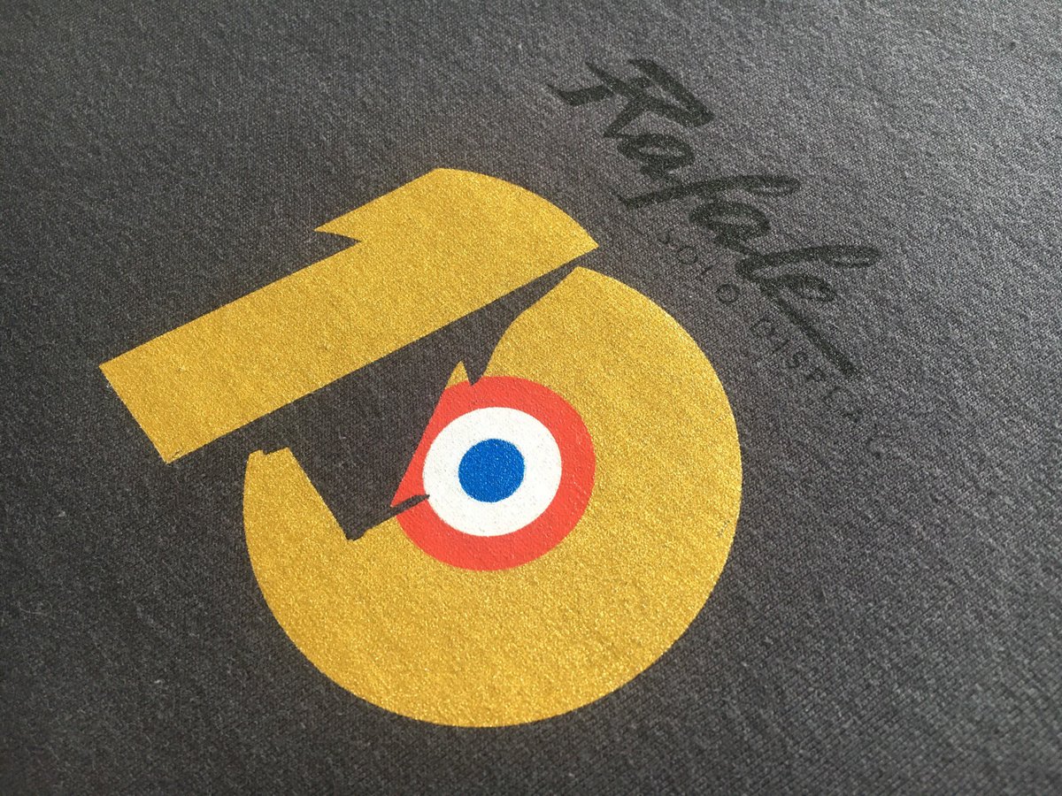 KokoloFrance's tweet photo. [#MondayMarking] KOKOLO ♾ Rafale Solo Display - Sérigraphie encre glitter or sur t-shirt pour les 10ans du RSD. #serigraphie #OEKO-TEX #Rafale #RSD #Dassault #armeedelair #tshirt #Kokolo @RSD05Pil @Armee_de_lair https://t.co/HLa3b8CvmQ
