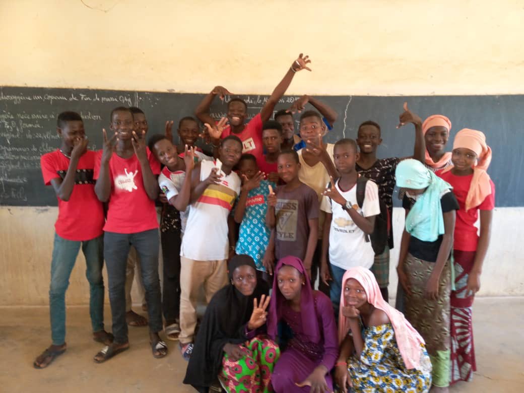 RJASRPFMALI's tweet photo. Aussitôt formés par le projet GLEE/USAID ls nouveaux #JA de la région de #KAYES sont très dynamiques,engagés.
Vendredi 14juin,ceux de #Seguela ont menés diverses activités: plantation d’arbres,assainissement des toilettes, formation de certains paires sur l’utilisation des TIC. https://t.co/dU7DDtvfSp