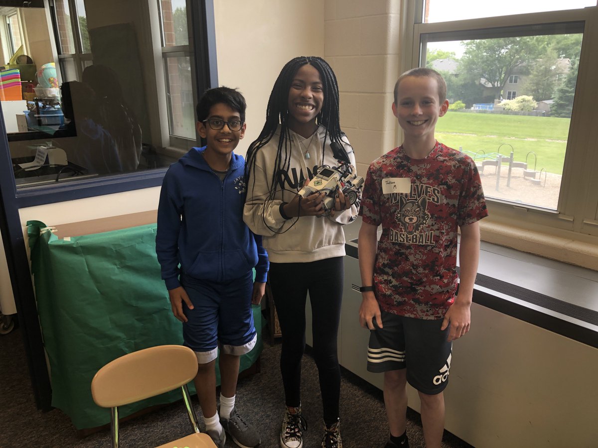 EducationHacker's tweet photo. The robots are starting to come together, a great day of collaborating and designing. #D93innovates https://t.co/QrUKgzndH2