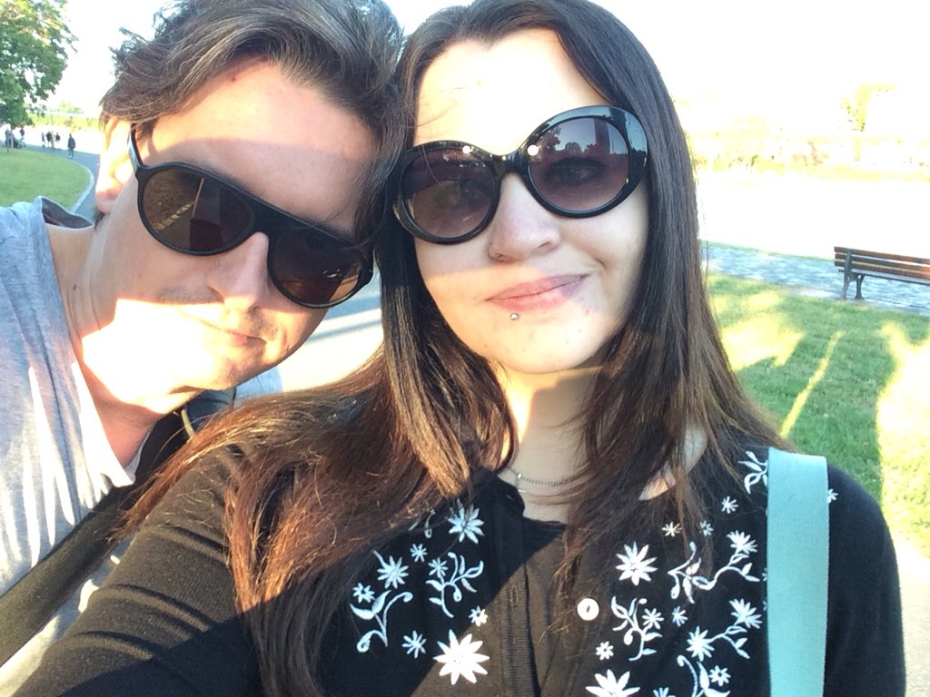HerrUschi's tweet photo. Ein Sommerabend mit der wundervollen @areuledd. #hdgdl #montagslächeln #schmunzel #iwearmysunglassesatnight https://t.co/5kOKz3s13c