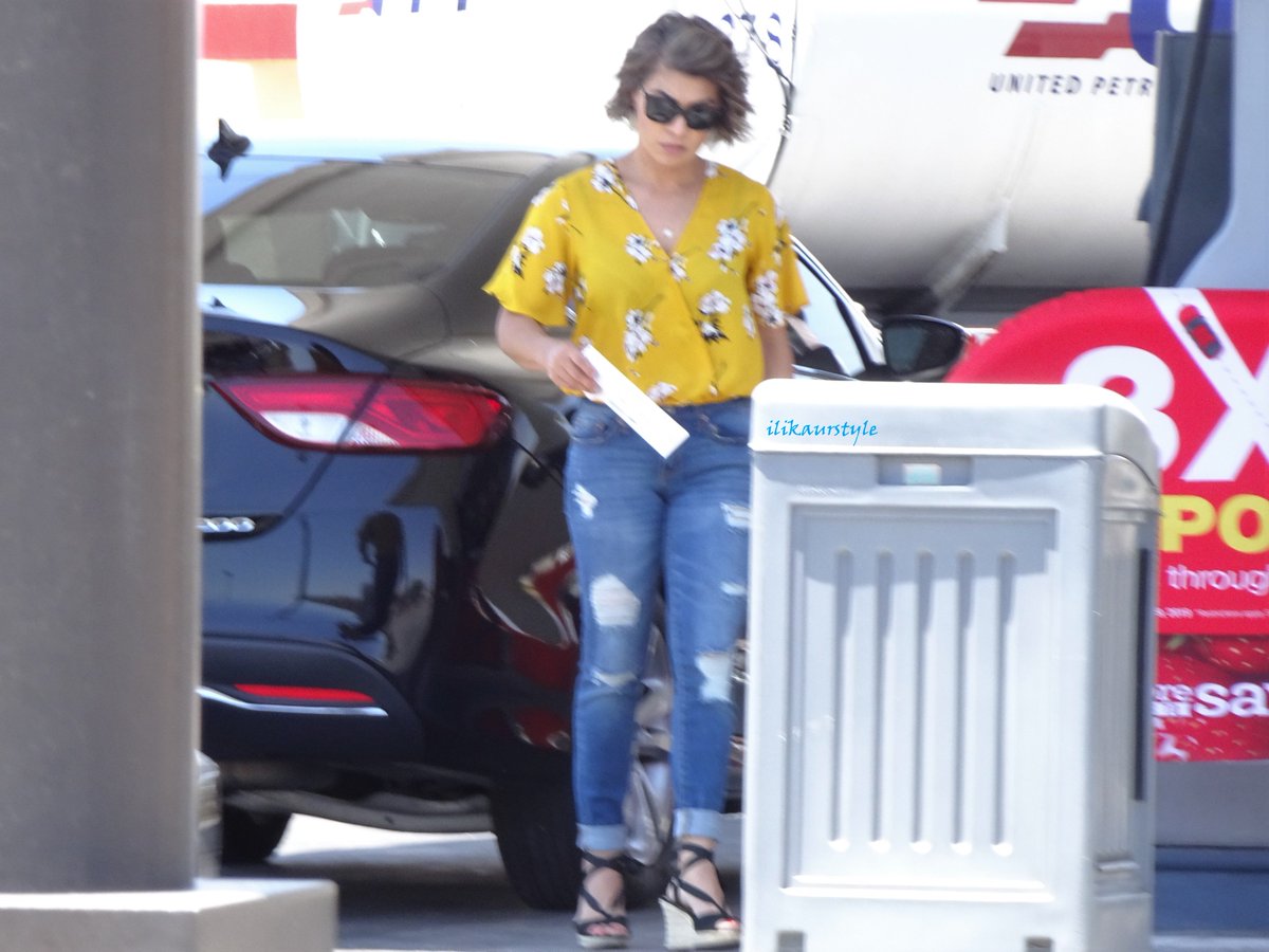 ilikaurstyle's tweet photo. 1 of 4 Fill'er UP! Mami! #fillerup #yellow #jeanbooty #wedges #cougar https://t.co/Bwdszidt65