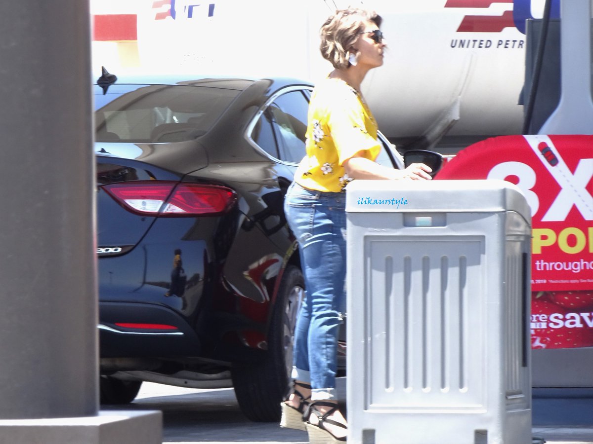 ilikaurstyle's tweet photo. 1 of 4 Fill'er UP! Mami! #fillerup #yellow #jeanbooty #wedges #cougar https://t.co/Bwdszidt65
