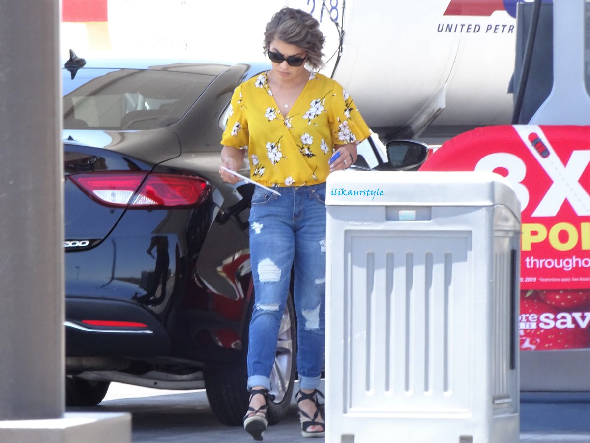ilikaurstyle's tweet photo. 1 of 4 Fill'er UP! Mami! #fillerup #yellow #jeanbooty #wedges #cougar https://t.co/Bwdszidt65