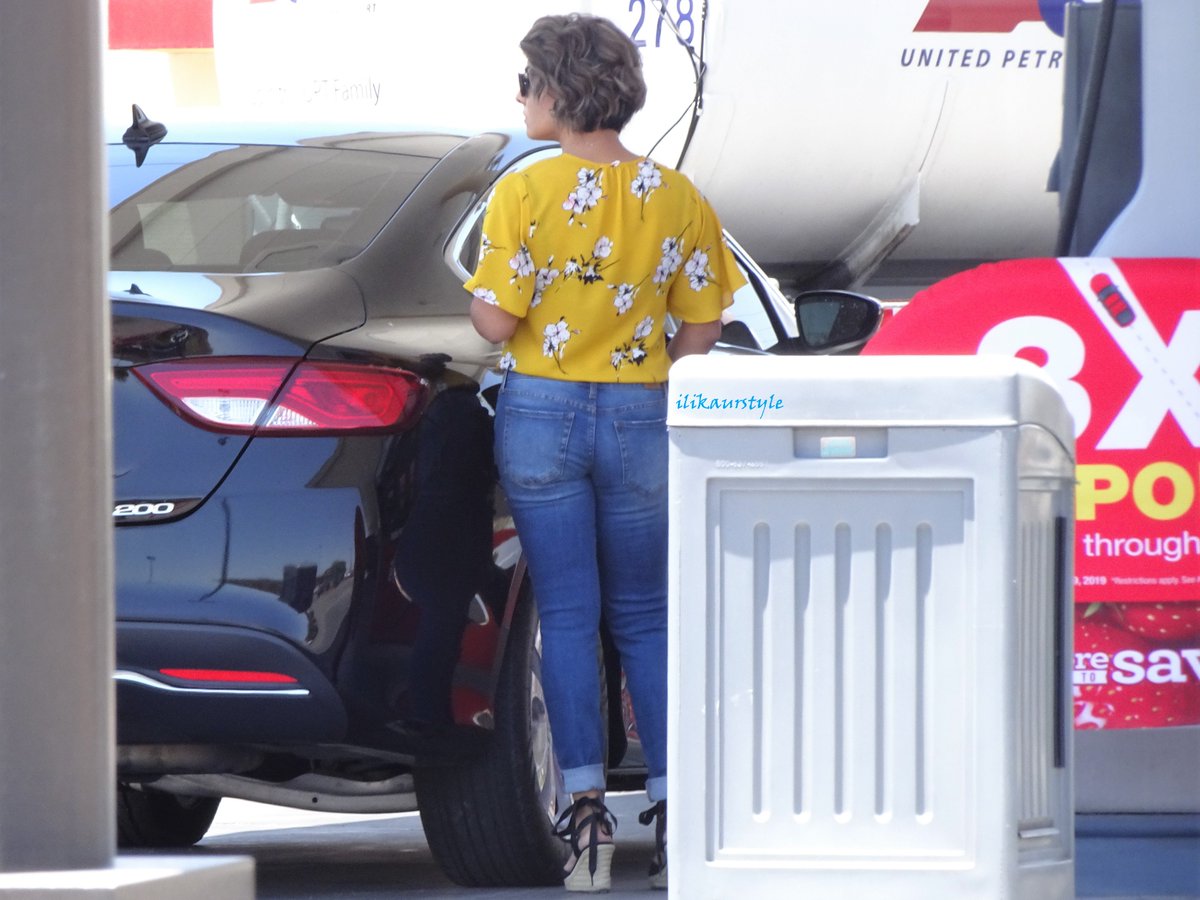 ilikaurstyle's tweet photo. 3 of 4 Fill'er UP! Mami! #fillerup #yellow #jeanbooty #wedges #cougar https://t.co/OubpChGH0g