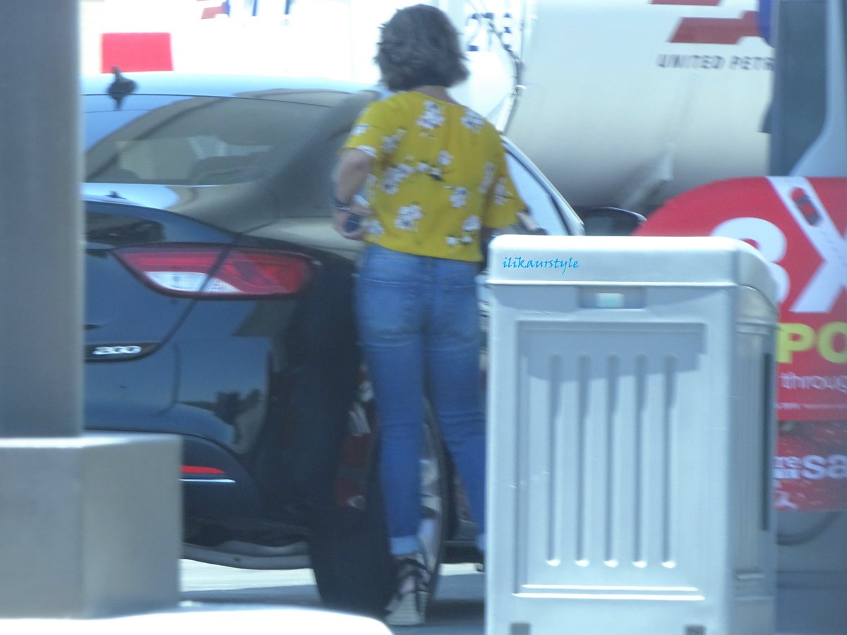 ilikaurstyle's tweet photo. 4 of 4 Fill'er UP! Mami! #fillerup #yellow #jeanbooty #wedges #cougar https://t.co/NOerfBltSb