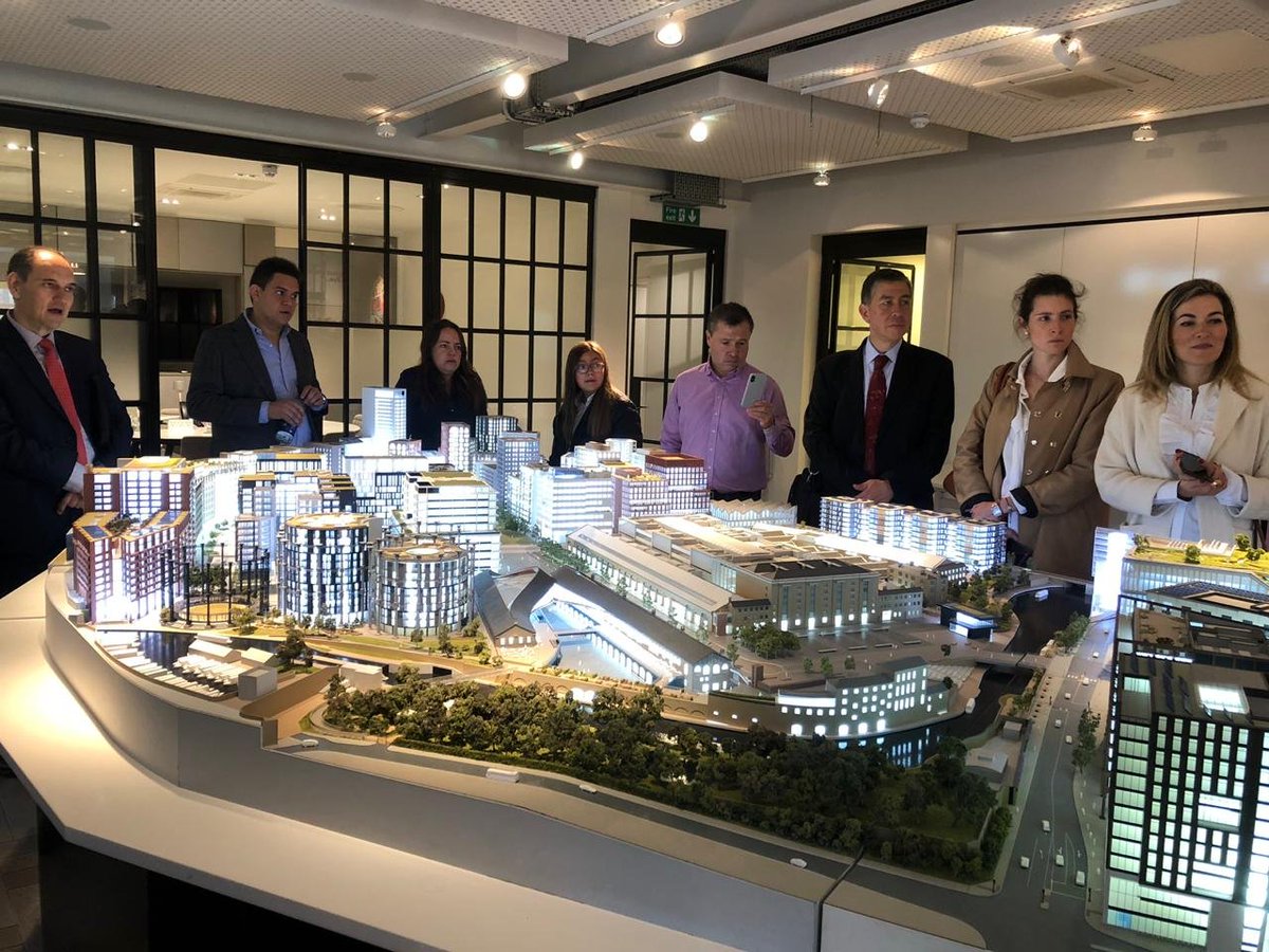 UKinColombia's tweet photo. #ColVisitaUK | #DITCol acompañó a la delegación del gob. colombiano en su visita a @kingscrossN1C, uno de los proyectos de dllo. urbano más importantes de Londres, donde confluyen casas, comercio, oficinas, galerías de arte, restaurantes, bares, escuelas y una universidad. https://t.co/D5qvhHMkff