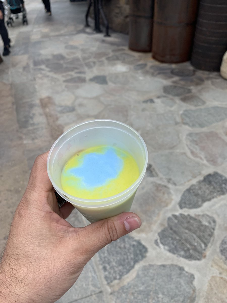 TheMikeRobles's tweet photo. Can’t decide if you’re Team #GreenMilk or Team #BlueMilk? Well why not both? #MilkHacks #GalaxysEdge @DisneylandToday @TifaRobles https://t.co/dvBqDOub5h