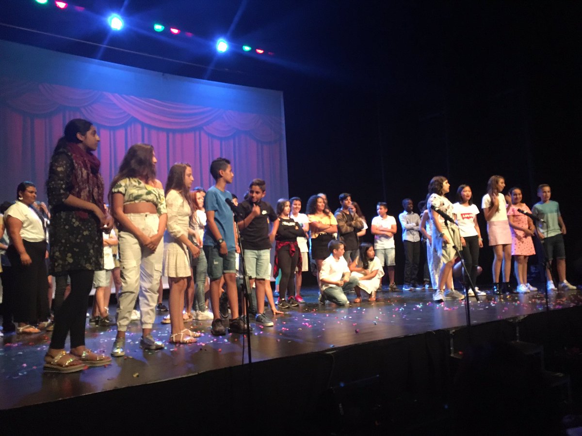 BibCarner's tweet photo. Aquesta tarda hem celebrat al Teatre Principal una graduació de 6è ES PEC TA CU LAR!
Gràcies #6è, gràcies #famílies, gràcies #mestres, gràcies @pereclosa, gràcies @AjBadalona, gràcies @diba. 👏🏻👏🏻👏🏻 https://t.co/x0rcTuGkAO