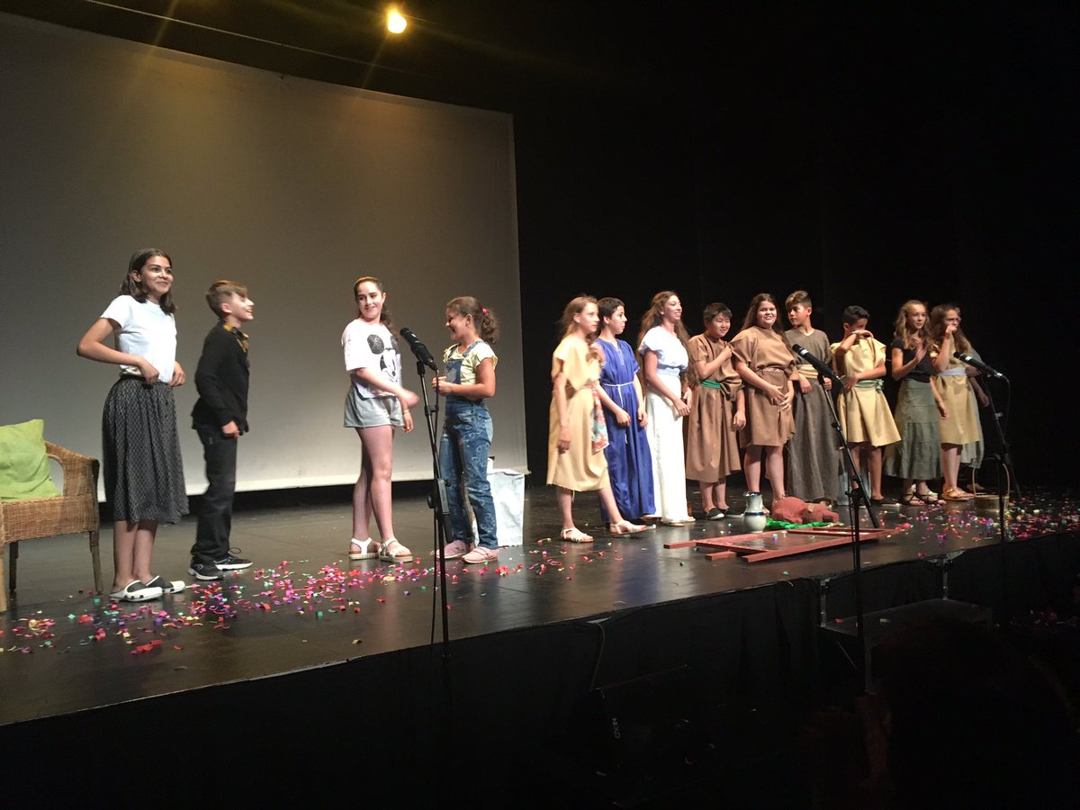 BibCarner's tweet photo. Aquesta tarda hem celebrat al Teatre Principal una graduació de 6è ES PEC TA CU LAR!
Gràcies #6è, gràcies #famílies, gràcies #mestres, gràcies @pereclosa, gràcies @AjBadalona, gràcies @diba. 👏🏻👏🏻👏🏻 https://t.co/x0rcTuGkAO