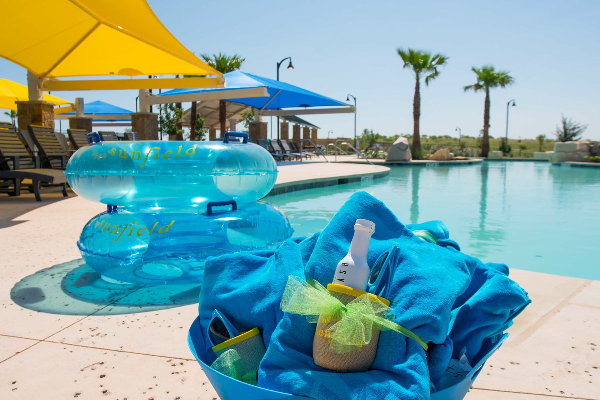 AHBMKTG's tweet photo. Another successful Realtor event in the books! We celebrated the grand opening of the Sunfield Lazy River Amenity Center with a fun luau, island-theme lunch, music, tours of the new models, and prizes.
#ahbevents #sunfieldtx #womeninmarketing #andersonhansonblanton https://t.co/vMXk2EP6sI