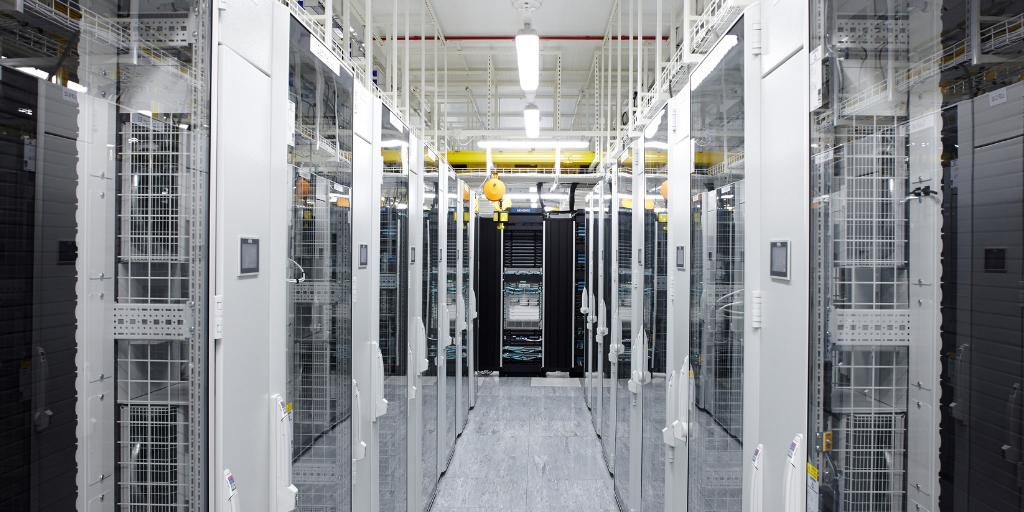 CommScope's tweet image. La fibra OM5 ha ganado reconocimiento en estándares para Ethernet de 50, 100, 200 y 400Gbps. Compártanos una foto de cómo esta solución le ha ayudado a impulsar el futuro con el HT #RunsOnCommScope ow.ly/QBo950uGnqQ

#CommScopeCALA #ThinkFiber