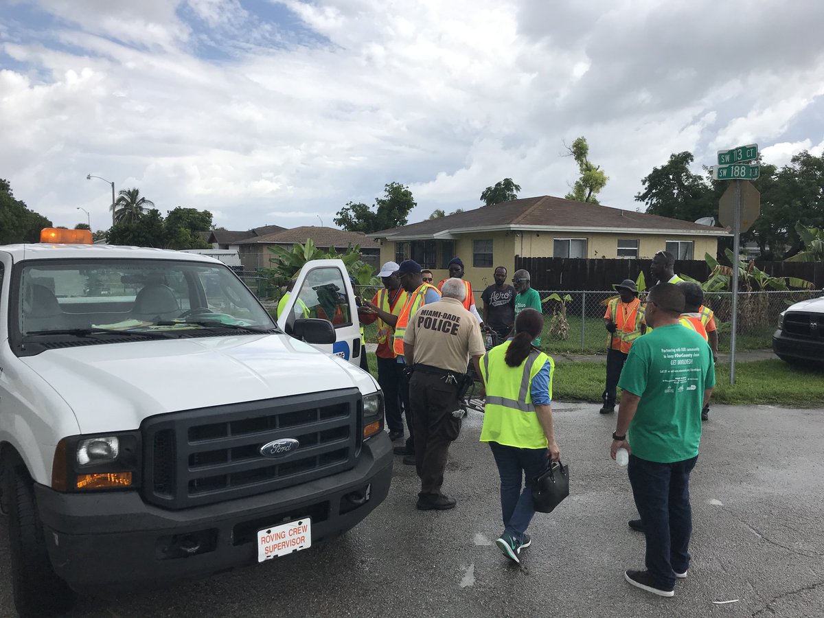 miamidadeswm's tweet photo. We were glad to partner with @MiamiDadePD and volunteers to help pick up litter and beautify the South Miami Heights area this morning. #LetsCleanThingsUp #MiamiDade #OurCounty https://t.co/SHCpVcvpCE
