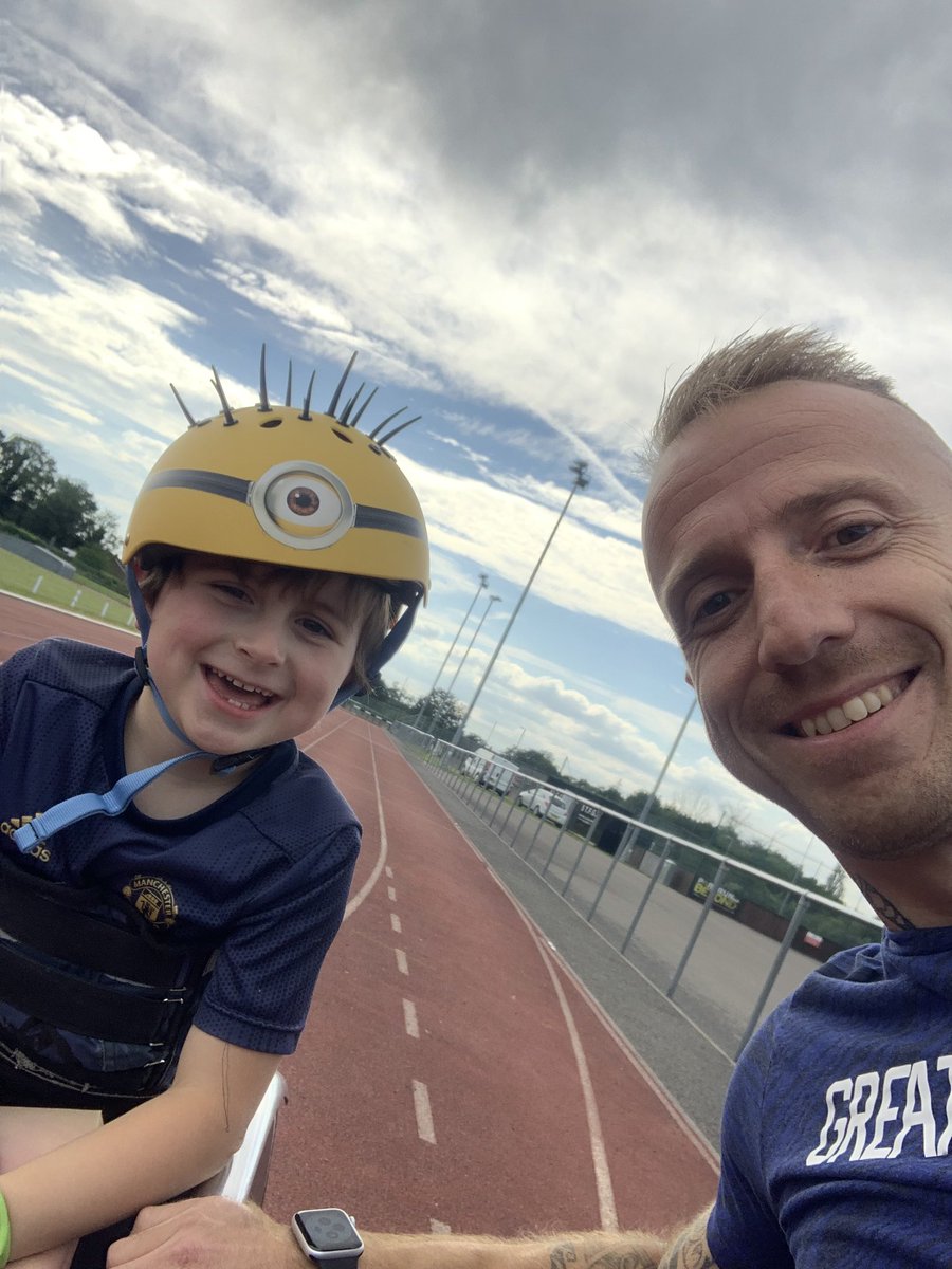 Alex’s new helmet 👌🏽 I have a matching one and will wear it at my next competition if this gets 150 retweet’s 🤔