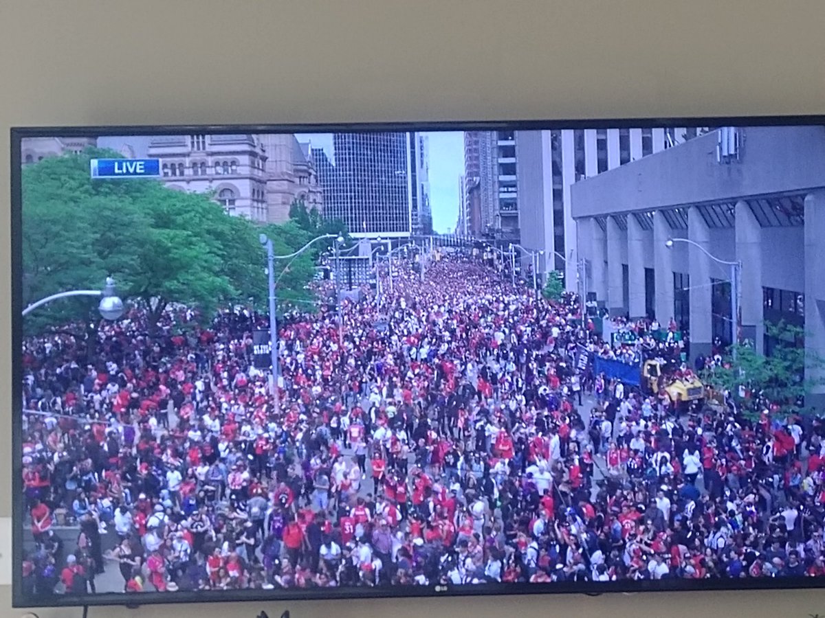 KeanuLeeN's tweet photo. Wow still going strong.
#ParadeDay #TorontoRaptors https://t.co/WZfMj584FH