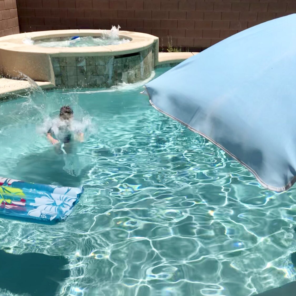 RaisingLasVegas's tweet photo. Making the best of the AC being out with a pool day till the repair man arrives. #VegasLife #LuckyLocals #PoolDay https://t.co/rCZzuSEnwn