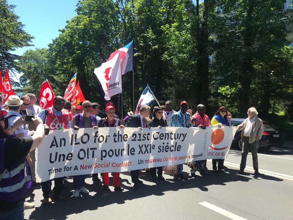 CCOO's tweet photo. Manifestación en Ginebra por un nuevo contrato social. Ante la declaración de la Conferencia de la OIT en su Centenario. #ILCDemo #OIT100
https://t.co/lOFlH6Nlbc https://t.co/VEmzopO4bN