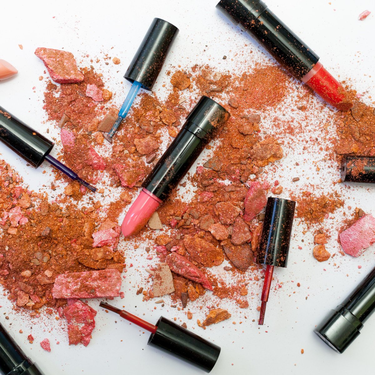 PrettyToxicDoc's tweet photo. Do you ever think about the shelf life of your personal care products? The #FDA says it varies a lot depending on how you use and store them. In Europe #cosmetics show a period after opening time. How do you keep your #makeup clean and safe? #safecosmetics #GreenBeauty https://t.co/2q9fKOPeH7