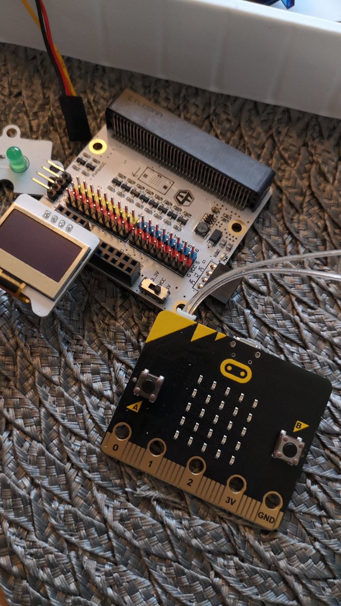 SussIv's tweet photo. Fikk microbit i posten idag. Helt hekta allerede! Gleder meg til å få lære det skikkelig, og å prøve det med ungene til neste skoleår 😀 https://t.co/lK1EEfFqJU