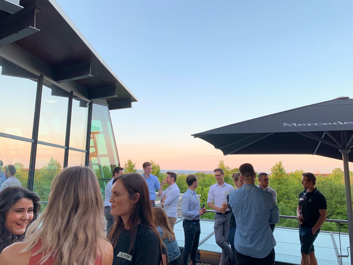 lukizzl's tweet photo. After-Work #netWork mood & sunset atmosphere 🍕 🌇 🙌🏼 #SInight
@MercedesBenz Consulting X @DigitalLife_DAI = 🚀 🚀 🚀
#digitalUs #SocialIntranet #DigitalLife #online needs #offline https://t.co/pQitR486pC