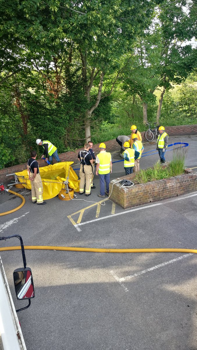 52Steyning's tweet photo. Working together with the local community tonight, testing some of their flood response equipment. #notjustfires #proudtobeoncall https://t.co/x59pc713Bk
