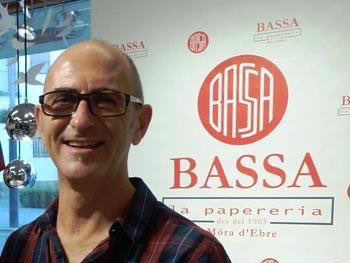 Llibresebrencs's tweet photo. 🔝 No hi ha res que ens faci més feliços que el reconeixement a la gran tasca dels nostres llibreters. Sergio @bassa1903 s’emporta el Memorial Pere Rodeja atorgat per @Llibreterscat. Enhorabona! https://t.co/Q3Ys8cAkiz https://t.co/ZkP7OMp3uN
