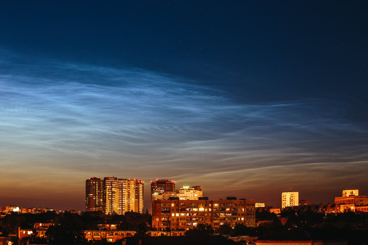 PashaXVI's tweet image. Серебристые облака на фоне ночного неба. Харьков. 17 июня 2019 года, ~22:00 UTC+3
Серебристые облака это "метеорная пыль" на которую намерзает лед, они возникают на границе космоса. Волшебное зрелище.
#noctilucentclouds #astrophotography #weather