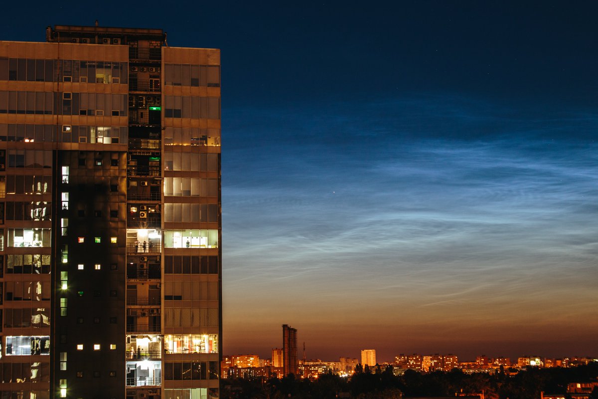 PashaXVI's tweet image. Серебристые облака на фоне ночного неба. Харьков. 17 июня 2019 года, ~22:00 UTC+3
Серебристые облака это "метеорная пыль" на которую намерзает лед, они возникают на границе космоса. Волшебное зрелище.
#noctilucentclouds #astrophotography #weather